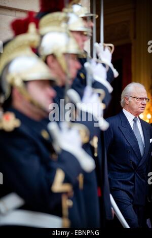 Paris, Frankreich. 3. Dezember 2014. König Carl Gustaf von Schweden besucht Nationalversammlung Lautsprecher Claude Bartolone in seiner Residenz an der Natonal-Versammlung in Paris, Frankreich, 3. Dezember 2014. Der schwedische König und die Königin sind in Frankreich für einen dreitägigen Staatsbesuch. Foto: Patrick van Katwijk / Frankreich OUT/Dpa/Alamy Live News Stockfoto