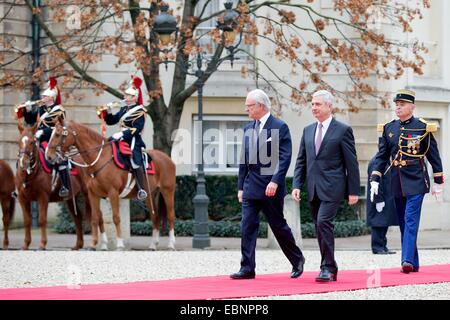 Paris, Frankreich. 3. Dezember 2014. König Carl Gustaf von Schweden besucht Nationalversammlung Lautsprecher Claude Bartolone in seiner Residenz an der Natonal-Versammlung in Paris, Frankreich, 3. Dezember 2014. Der schwedische König und die Königin sind in Frankreich für einen dreitägigen Staatsbesuch. Foto: Patrick van Katwijk / Frankreich OUT/Dpa/Alamy Live News Stockfoto