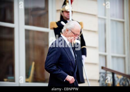 Paris, Frankreich. 3. Dezember 2014. König Carl Gustaf von Schweden besucht Nationalversammlung Lautsprecher Claude Bartolone in seiner Residenz an der Natonal-Versammlung in Paris, Frankreich, 3. Dezember 2014. Der schwedische König und die Königin sind in Frankreich für einen dreitägigen Staatsbesuch. Foto: Patrick van Katwijk / Frankreich OUT/Dpa/Alamy Live News Stockfoto