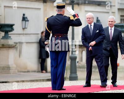 Paris, Frankreich. 3. Dezember 2014. König Carl Gustaf von Schweden besucht Nationalversammlung Lautsprecher Claude Bartolone in seiner Residenz an der Natonal-Versammlung in Paris, Frankreich, 3. Dezember 2014. Der schwedische König und die Königin sind in Frankreich für einen dreitägigen Staatsbesuch. Foto: Patrick van Katwijk / Frankreich OUT/Dpa/Alamy Live News Stockfoto