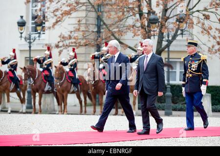 Paris, Frankreich. 3. Dezember 2014. König Carl Gustaf von Schweden besucht Nationalversammlung Lautsprecher Claude Bartolone in seiner Residenz an der Natonal-Versammlung in Paris, Frankreich, 3. Dezember 2014. Der schwedische König und die Königin sind in Frankreich für einen dreitägigen Staatsbesuch. Foto: Patrick van Katwijk / Frankreich OUT/Dpa/Alamy Live News Stockfoto