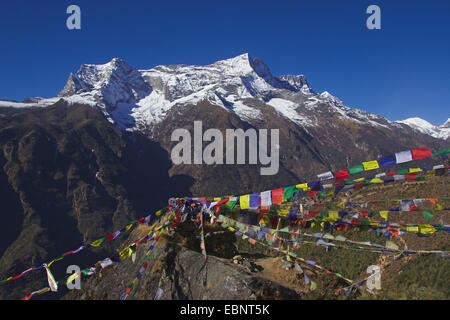 Kongde Ri und Gebet Fahnen über Namche Bazar, Nepal, Himalaya, Khumbu Himal Stockfoto