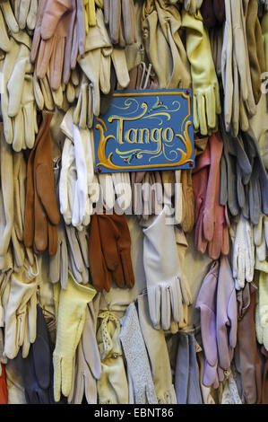 Handschuhe für den Verkauf in einem Antiquitätenladen. San Telmo. Buenos Aires. Argentinien. Stockfoto