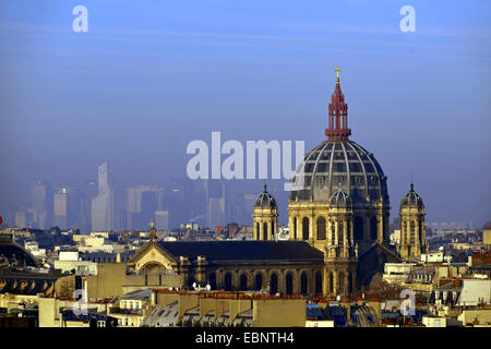 Kirche von Sankt Augustin und Gebäude von La Defense, Business-Center, Frankreich, Paris Stockfoto