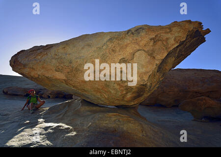 Wanderer auf einem Felsen in der Nähe von Bloedkoppe Berg, Namibia, Namib Naukluft Nationalpark Stockfoto