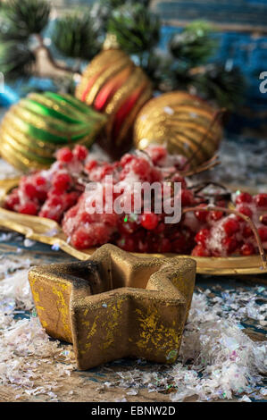 Kalina gold Tablett und Weihnachtsschmuck Stockfoto