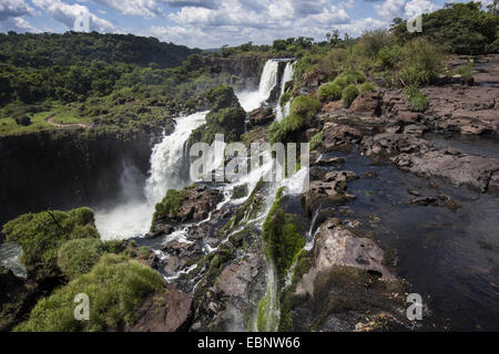 Iguazu-Wasserfälle. Spektakuläre Aussicht von einem der Gehwege. Stockfoto