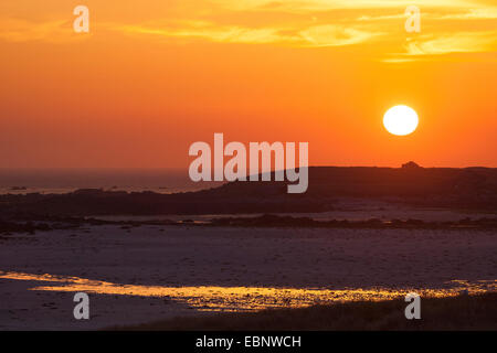 idyllischen Sonnenuntergang über dem Meer, Frankreich, Bretagne Stockfoto