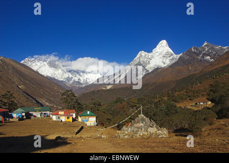 Hostels in der Nähe von Kloster Tengboche und Nuptse, Everest, Lhotse und Ama Dablam, Nepal, Himalaya, Khumbu Himal anzeigen Stockfoto