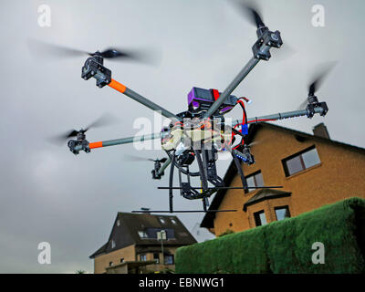 Civile Drohne fliegen am Rande eines Wohngebiets, Deutschland Stockfoto
