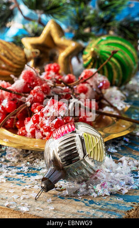 Kalina gold Tablett und Weihnachtsschmuck Stockfoto