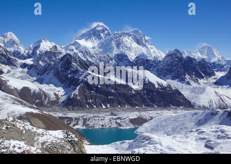 Mount Everest, Nuptse, Lhotse und Makalu im vorderen See Gokyo. Blick vom Renjo La, Nepal, Khumbu Himal Stockfoto