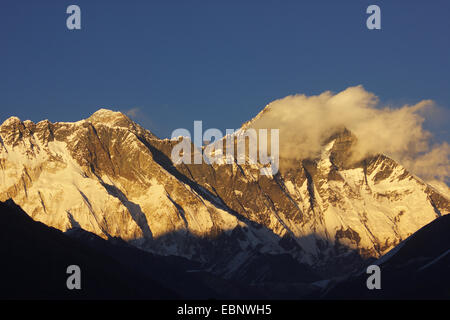 Blick vom Kloster Tengboche, Nuptes, Mount Everest und Lhotse im Abendlicht, Nepal, Himalaya, Khumbu Himal Stockfoto