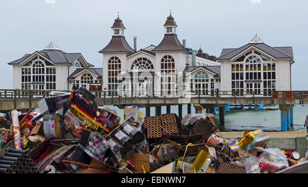 New Year Eve Müll am Silvester Tag am Strand vor dem Sellin Pier, Deutschland, Mecklenburg-Vorpommern, Rügen, Ostseebad Sellin Stockfoto