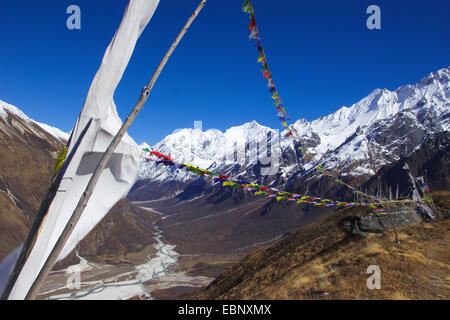 Gebetsfahnen über dem Langtang-Tal, im Hintergrund Gangchempo, Blick vom Aufstieg zum Ganja La, Nepal Langtang Himal Stockfoto