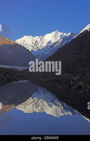 Gangchempo spiegelt sich in einem See in der Nähe von Kyanche Gompa, Nepal Langtang Himal Stockfoto