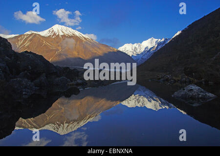 Tsergo Ri und Gangchempo spiegelt sich in einem See in der Nähe von Kyanche Gompa, Nepal Langtang Himal Stockfoto