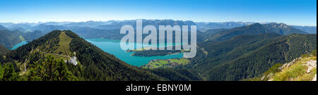 Blick vom Jochberg auf Fahrenberg und Walchensee, Karwendelgebirge im Hintergrund, Deutschland, Bayern, Oberbayern, Oberbayern, Walchenseegebiet Stockfoto