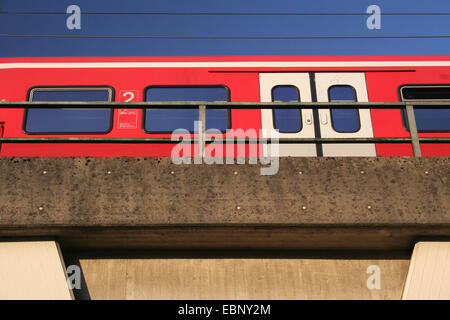 S-Bahn ET 422 auf Betonbrücke, Deutschland, Nordrhein-Westfalen Stockfoto