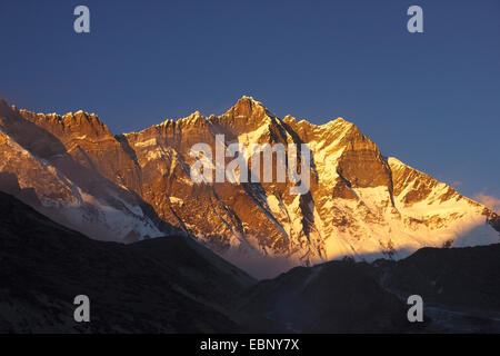 Blick vom Chhukhung zum Lhotse im Abendlicht, Nepal, Himalaya, Khumbu Himal Stockfoto