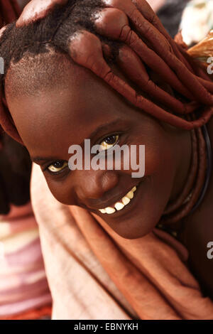 Porträt eines unverheirateten Mädchen des Stammes Himba, Namibia Stockfoto