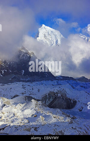 Cholatse und Ngozumba Gletscher im Abendlicht von Gokyo, Nepal, Himalaya, Khumbu Himal gesehen Stockfoto