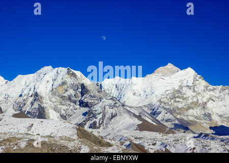 Mond über Island Peak und Makalu im Abendlicht, Blick vom Chhukhung und Kongma La, Nepal, Himalaya, Khumbu Himal Stockfoto