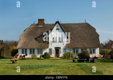 typisches Haus mit Strohdach und Garten auf Sylt, Deutschland, Schleswig-Holstein, Sylt, Keitum Stockfoto
