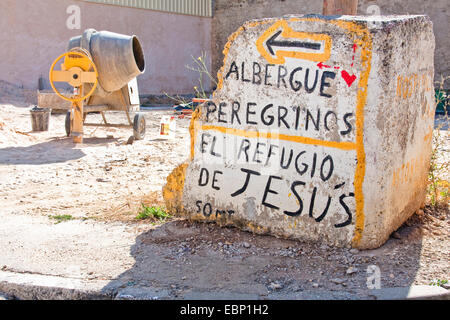 Jakobsweg, Werbung für Pilger Herberge Refugio de Jesus, Spanien, Kastilien und Leon, Leon, Villar de Mazarife Stockfoto