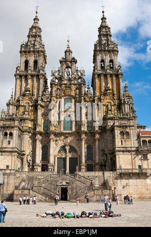 Jakobsweg, religiöse Pilger liegen vor der Westseite der Kathedrale Santiago De Compostela, A Coruna, Galicien, Spanien Stockfoto