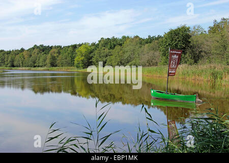 Boot mit Werbung für Museum Darß am Prerower Strom, ein Arm der Ostsee, Deutschland, Mecklenburg Vorpommern, Darß, Prerow Stockfoto