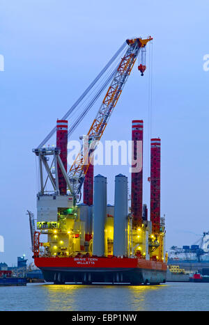 Brave Tern Wind Farm Installation Schiff im Hafen am Abend Licht, Deutschland, Bremerhaven Stockfoto