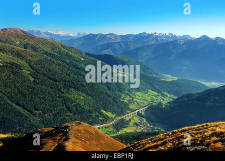 Blick auf A 13 Brenner Autobahn in den Alpen, Dolomiten im Hintergrund, Italien, Südtirol, Stubaier Alpen, Sterzing Stockfoto