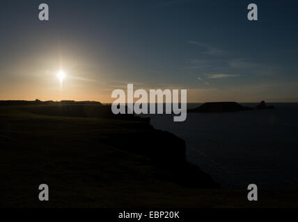 Swansea, Südwales, UK. 3. Dezember 2014. Der Blick vom The Worms Head auf der Gower-Halbinsel wie die Sonne setzt auf einen weiteren schönen Tag in Swansea. Bildnachweis: Paul Gareth Sands/Alamy Live-Nachrichten Stockfoto