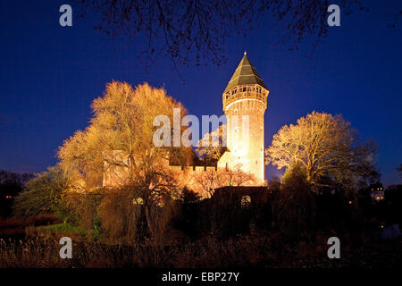 beleuchtete Wasserburg Burg Linn am Abend, Deutschland, Nordrhein-Westfalen, Niederrhein, Krefeld Stockfoto