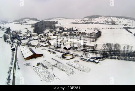 Luftbild, schneebedeckte Dorf Welleringhausen mit Fachwerkhäusern, Willingen Upland, Sauerland, Hessen, Deutschland Stockfoto