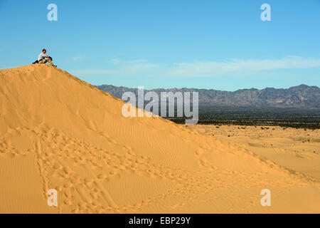 Wanderer auf einer Düne in der Landschaft von Sonny Bono Salton Sea National Wildlife Refuge, Sonny Bono Salton Sea National Wildlife Refuge, California, USA Stockfoto