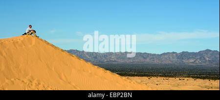 Wanderer auf einer Düne in der Landschaft von Sonny Bono Salton Sea National Wildlife Refuge, Sonny Bono Salton Sea National Wildlife Refuge, California, USA Stockfoto