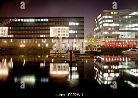 Marina Duisburg und Bürogebäude in der Nacht, Duisburg, Ruhrgebiet, Nordrhein-Westfalen, Deutschland Stockfoto