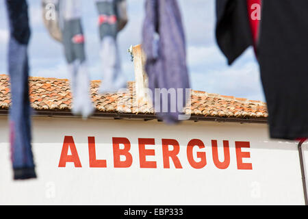 Jakobsweg, Linie vor Pilgern Herberge, Spanien, Kastilien und Leon, Palencia, Ledigos Stockfoto