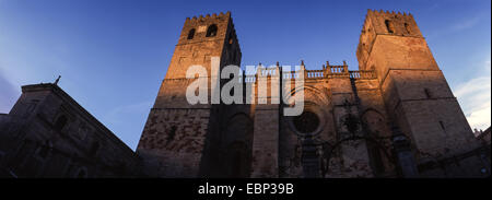 Zisterziensische Kathedrale. (12.-13. Jahrhundert). Die Route des Don Quijote. Sigüenza. Guadalajara. Spanien. Stockfoto