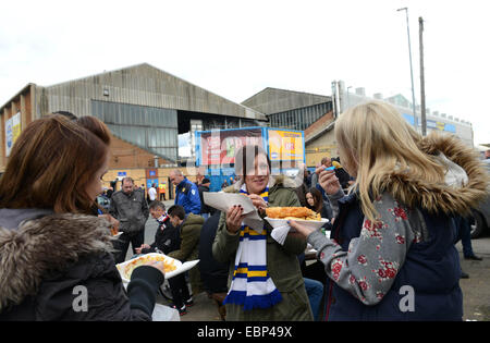 Fans von Leeds United Essen Fish & Chips draußen Graveleys berühmten Fisch & Pommesbude außerhalb Elland Road Stadion die Heimat von Leeds United Stockfoto