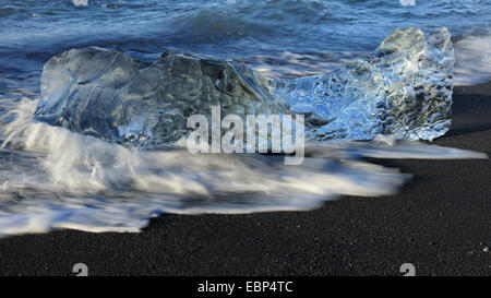 blaues Eis vom Joekulsarlon Gletscher in der Brandung, Island Stockfoto