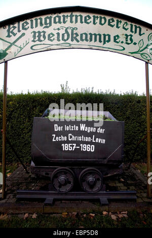 Kohle-LKW von der ehemaligen Zeche Christian Lewvn in einen Schrebergarten, Essen, Ruhrgebiet, Nordrhein-Westfalen, Deutschland Stockfoto