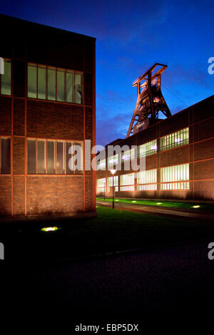 beleuchtete Headgeare 0f Zeche Zollverein, Zeche Zollverein Schacht XII in der Nacht, Essen, Ruhrgebiet, Nordrhein-Westfalen, Deutschland Stockfoto