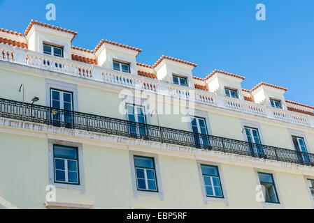 traditionelle Gebäude-Fassade mit charakteristischen Balkonen in Lissabon, Portugal Stockfoto
