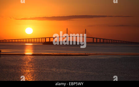 Sonnenaufgang über dem Sunshine Skyway Bridge in Tampa Bay, USA, Florida, St. Petersburg Stockfoto
