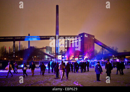 Menschen bei beleuchteten Kokerei Zollverein während der Eröffnungsveranstaltung der Europäischen Kulturhauptstadt 2010, Deutschland, Nordrhein-Westfalen, Ruhrgebiet, Essen Stockfoto