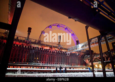 beleuchtete Kokerei mit Riesenrad auf Zollverein während der Eröffnungsveranstaltung der Ruhr 2010, Deutschland, Nordrhein-Westfalen, Ruhrgebiet, Essen Stockfoto