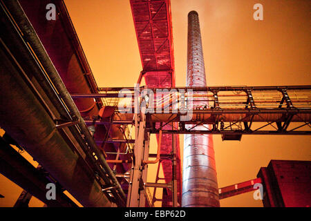 beleuchtete Kokerei der Zollverein in der Nacht, Essen, Ruhrgebiet, Nordrhein-Westfalen, Deutschland Stockfoto